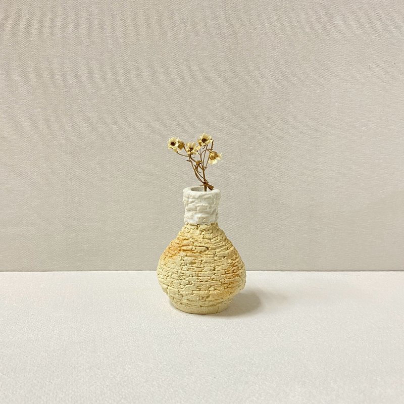 [Yong Cun Shao] Handmade ceramic small flower vases, living and home decorations - Pottery & Ceramics - Porcelain Gold