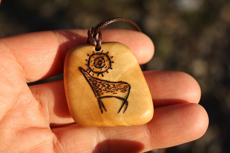 Pendant Birch burl wood Spirit of deer Sacred deer talisman Sun cross Mascot - 項鍊 - 木頭 