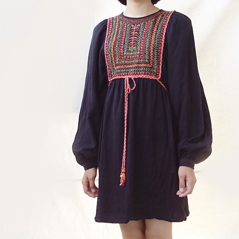 BajuTua / Vintage / 70's Black Embroidered Small Dress - ชุดเดรส - ผ้าฝ้าย/ผ้าลินิน สีดำ