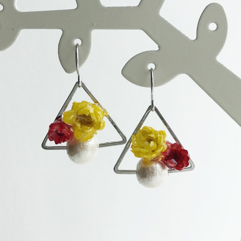 Real flower Chrysanthemum earrings with S925 silver - Earrings & Clip-ons - Plants & Flowers Yellow