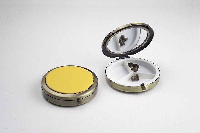 Customize your color portable pill box portable cosmetic mirror round leather metal storage box bronze - Makeup Brushes - Other Metals Multicolor