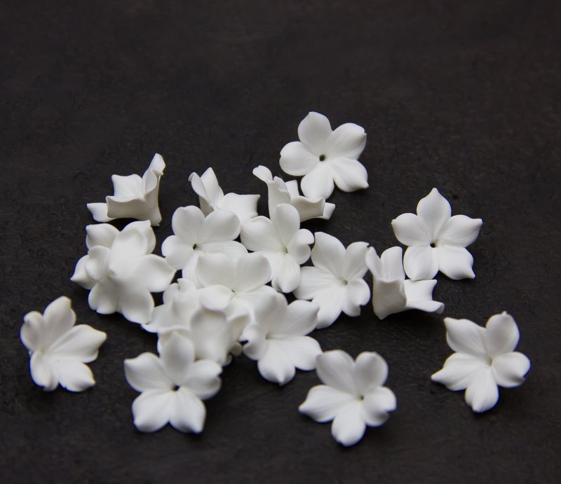 White Flowers making jewelry 1.5 cm, Polymer clay flower beads - 零件/散裝材料/工具 - 塑膠 白色