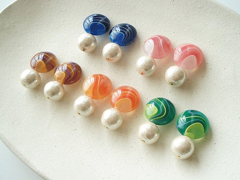 カラフルマーブルボタンとコットンパールの大ぶりイヤリング　夾式 - 耳環/耳夾 - 塑膠 多色