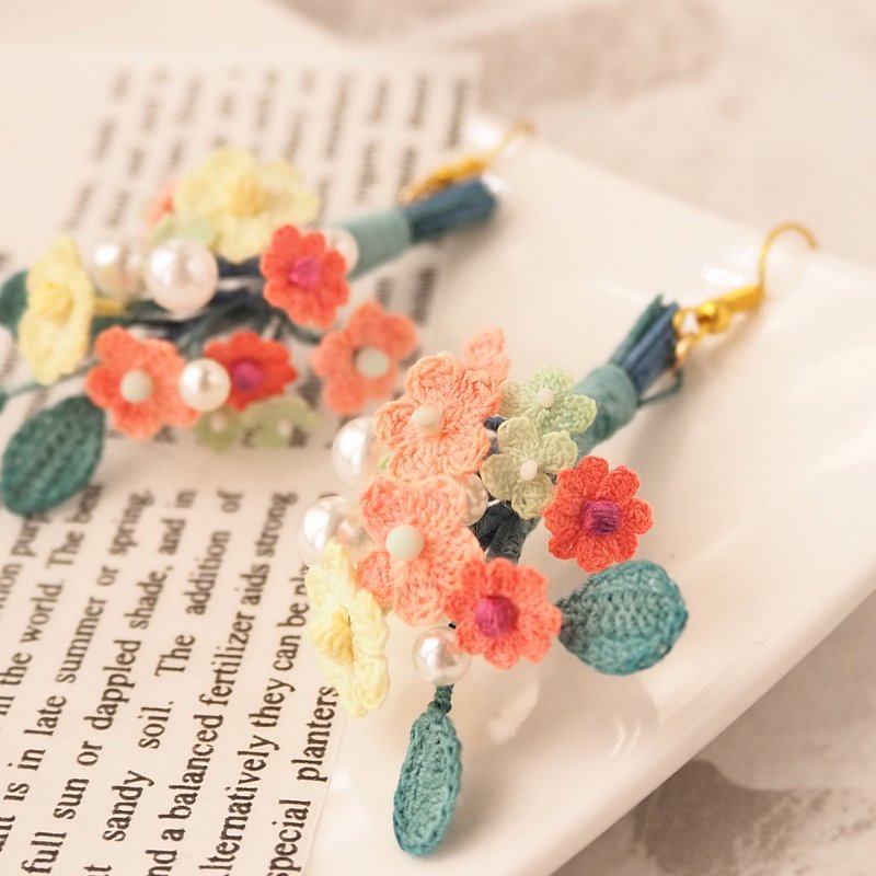 【Earrings/ear clips】 Lace yarn/ cute small flower/ bouquet - ต่างหู - วัสดุอื่นๆ สีแดง