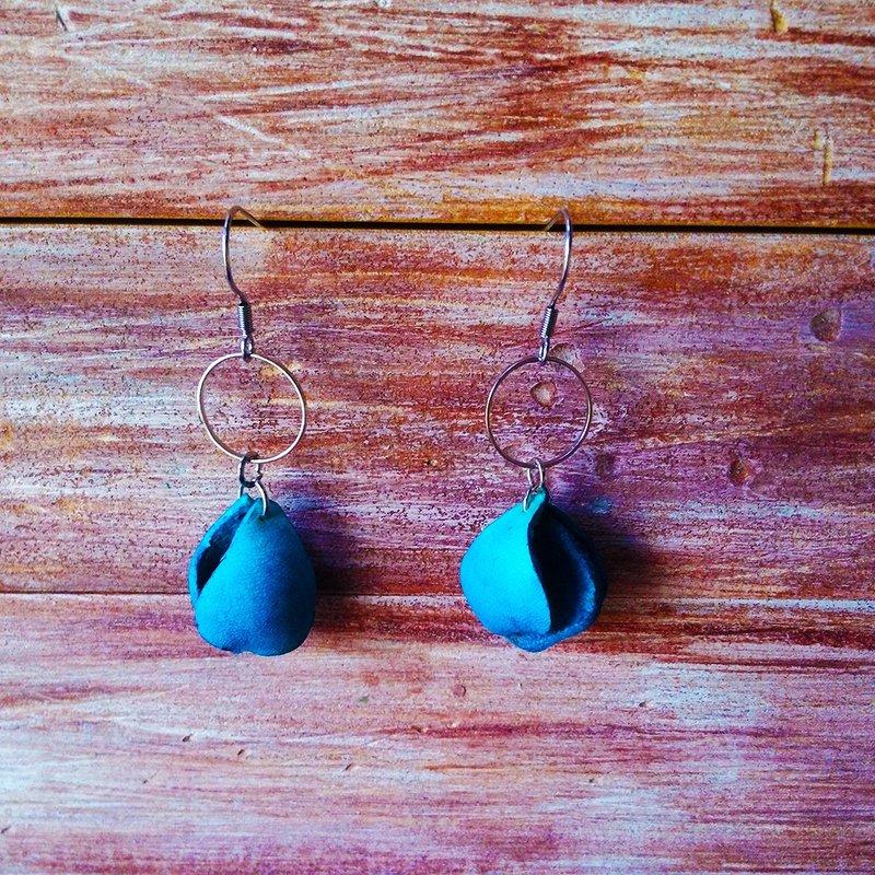 Petal earrings sky blue fishing round can be modified clip-on leather handmade Kai handmade leather - ต่างหู - หนังแท้ สีน้ำเงิน