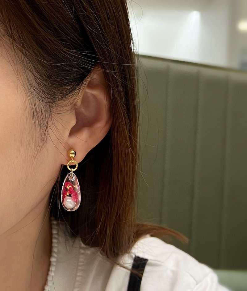 繡球花 淡水珍珠 925純銀鍍18K金耳針 可改樹脂耳夾 - 耳環/耳夾 - 植物．花 紅色