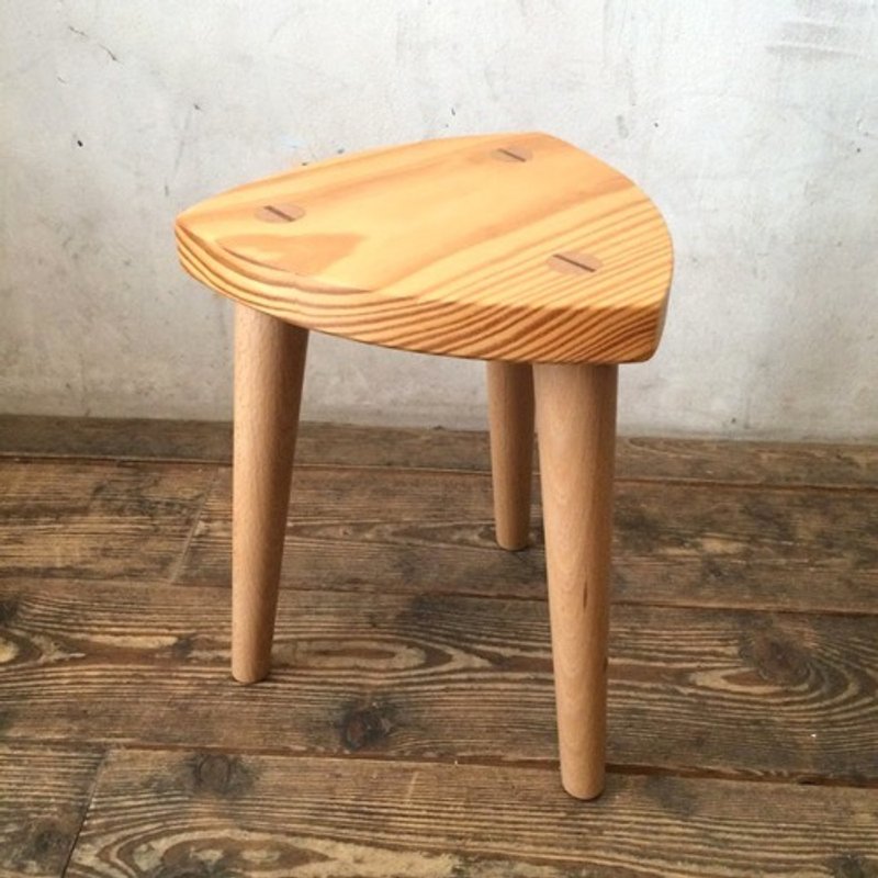 Triangular stool Low pine - เฟอร์นิเจอร์อื่น ๆ - ไม้ 