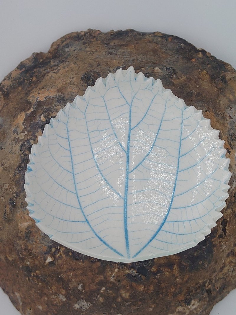 Handmade Gifts [Free Shipping] Hand-Rubbed Leaf Small Porcelain Plate/Aromatherapy Plate/Jewelry Box/Soap Plate - ของวางตกแต่ง - เครื่องลายคราม 