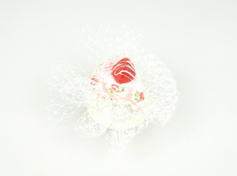 Fascinator Headpiece with Vintage Shabby Chic Strawberry Cheesecake Flowery Veil - เครื่องประดับผม - วัสดุอื่นๆ ขาว