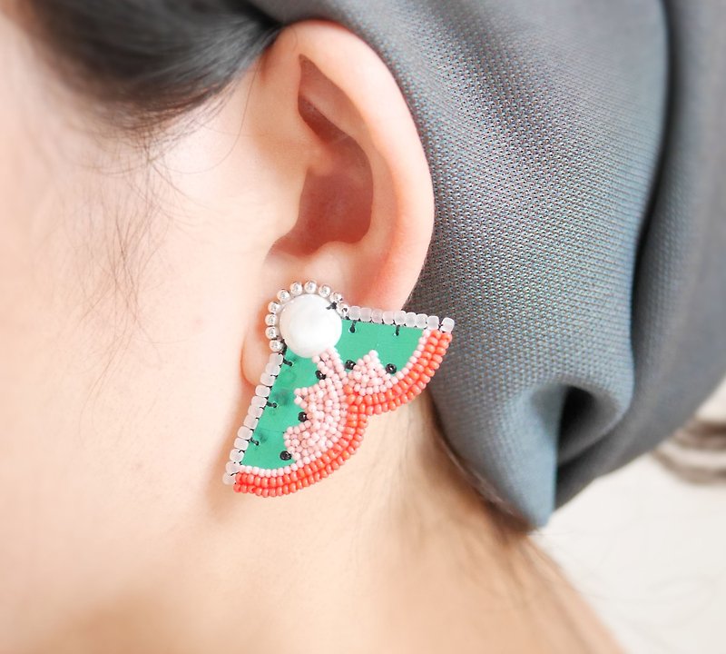 tsububu [made-to-order] / beads embroidery / microorganisms / earrings / Clip-On/ feathers - ต่างหู - งานปัก สีเขียว