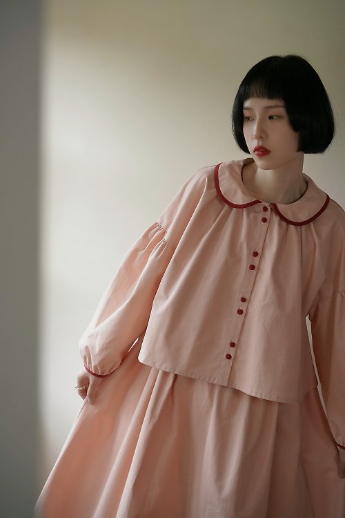 然而 RANER 奶油粉色 無袖洋裝連身裙+娃娃領襯衫套裝 復古少女日系兩件套