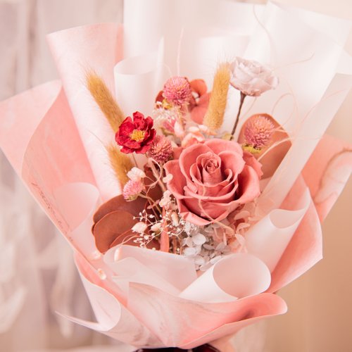 Preserved flower bouquet--strawberry milk (comes with bag and light string)  - Shop yunyuflower Dried Flowers & Bouquets - Pinkoi