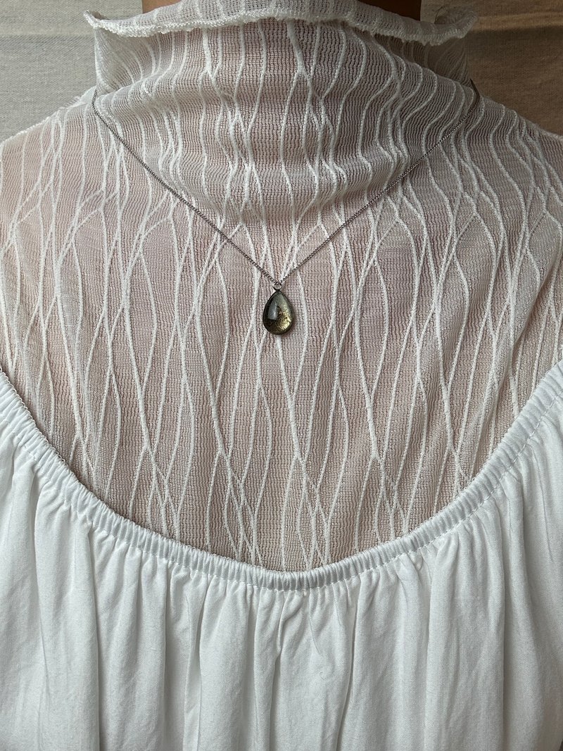 【クリスマスギフト】森の微光 ディープグリーン しずく型 ステンレスチェーン 手描きネックレス - ネックレス - ステンレススチール グリーン