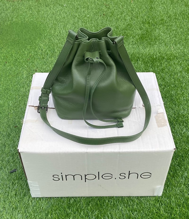 simple.she bucket bag crossbody bag in leather - กระเป๋าหูรูด - หนังแท้ สีเขียว