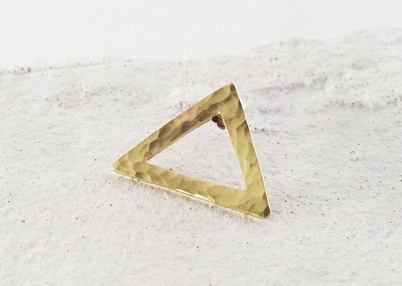 秘密の三角形◇真鍮鍛金ピンズ - ブローチ - 金属 ゴールド