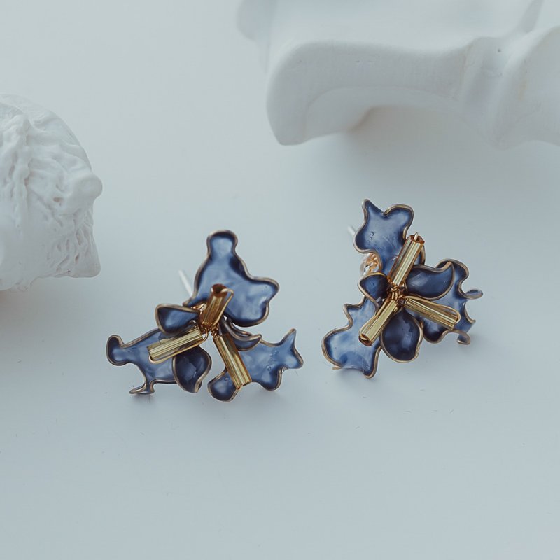 【堅強-神秘藍】貼耳式耳環 | 水晶花飾品 - 耳環/耳夾/耳骨夾 - 樹脂 藍色