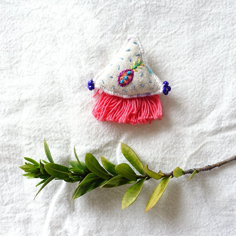DUNIA world manufacture / Blossoms brooch / off-white flowers pin # 7 - Brooches - Cotton & Hemp Multicolor