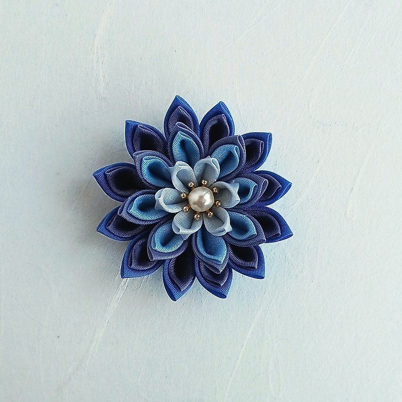 Floral brooch　light blue　tumami-zaiku - เข็มกลัด - ผ้าฝ้าย/ผ้าลินิน สีน้ำเงิน