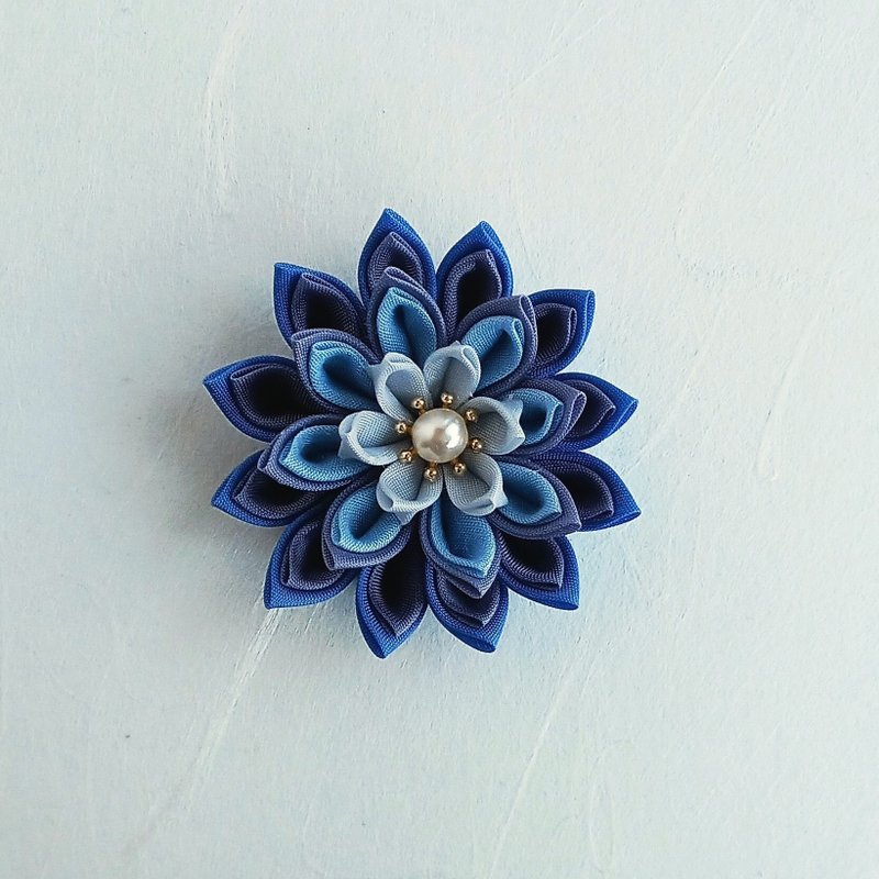 Floral brooch　light blue　tumami-zaiku - Brooches - Cotton & Hemp Blue