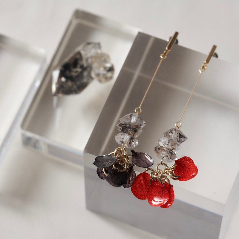 Handmade real flower earrings/deep plowing. Dried flower earrings hydrangea sparkling diamond crystal gift Clip-On - Earrings & Clip-ons - Plants & Flowers Multicolor
