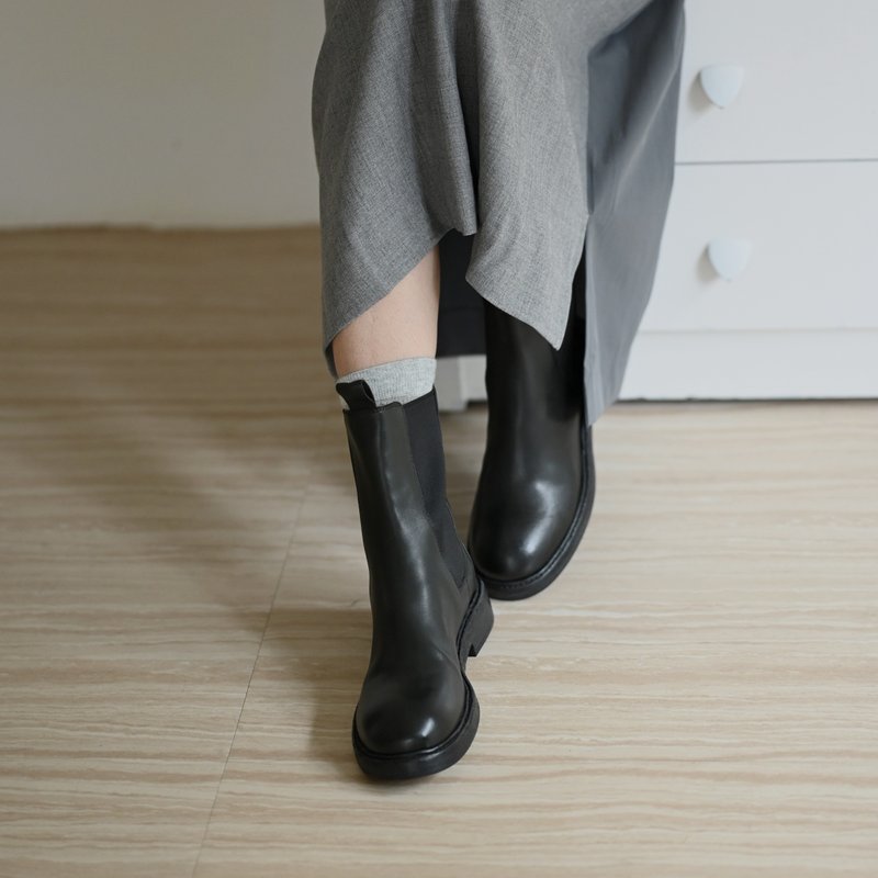 植鞣牛皮-中筒顯瘦小腿切爾西靴-黑色 - 女短靴/中筒靴 - 真皮 黑色