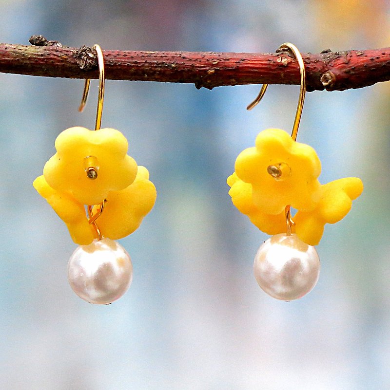 14kgf  .Yellow Flower  pearl earrings . Yellow . Brilliant Elegant. Gift for Her - ต่างหู - เครื่องเพชรพลอย สีเหลือง