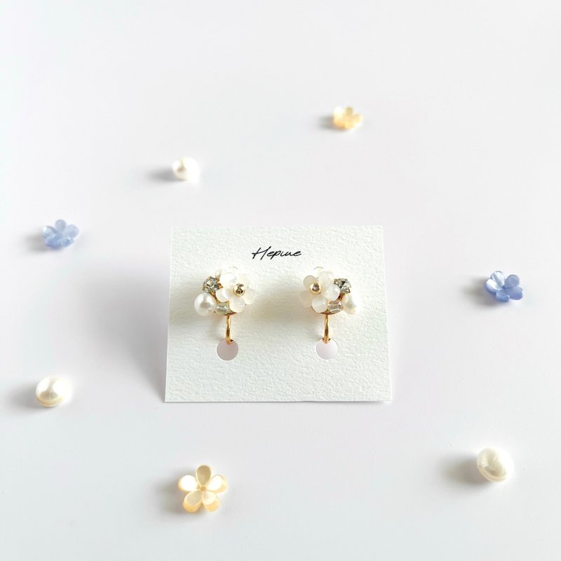 Tiny Charm (White): earring/pierce - 耳環/耳夾/耳骨夾 - 珍珠 白色