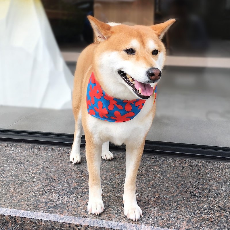 独占犬の名前のスカーフ - カスタマイズ（中型犬） - 赤と青の花 - 首輪・リード - コットン・麻 ブルー