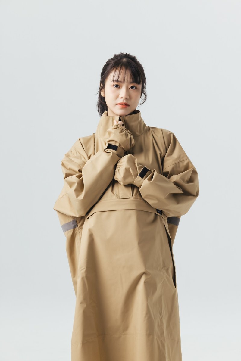 KiU 空氣感5秒快穿套頭式雨衣 - 卡布奇諾 - 卡其一般尺寸 - 雨傘/雨衣 - 聚酯纖維 卡其色