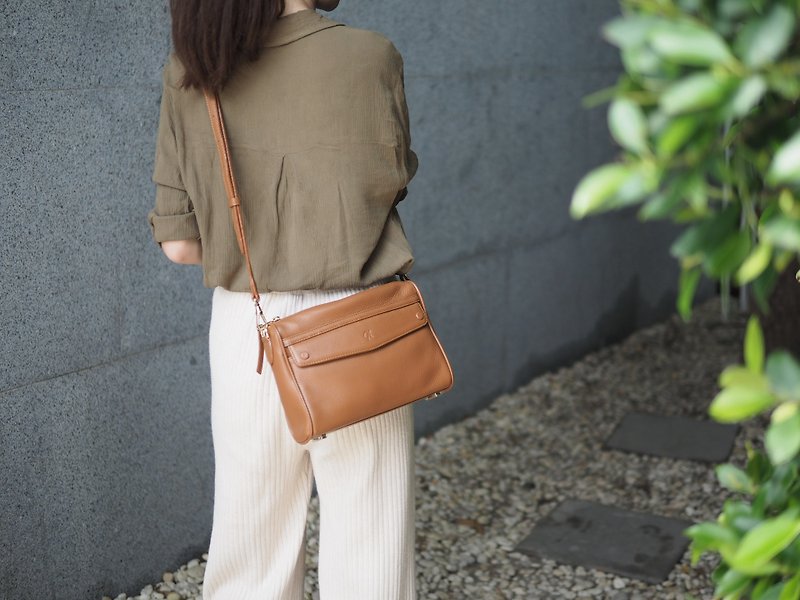 Grace (Caramel brown) : Compact crossbody bag - กระเป๋าแมสเซนเจอร์ - หนังแท้ สีนำ้ตาล
