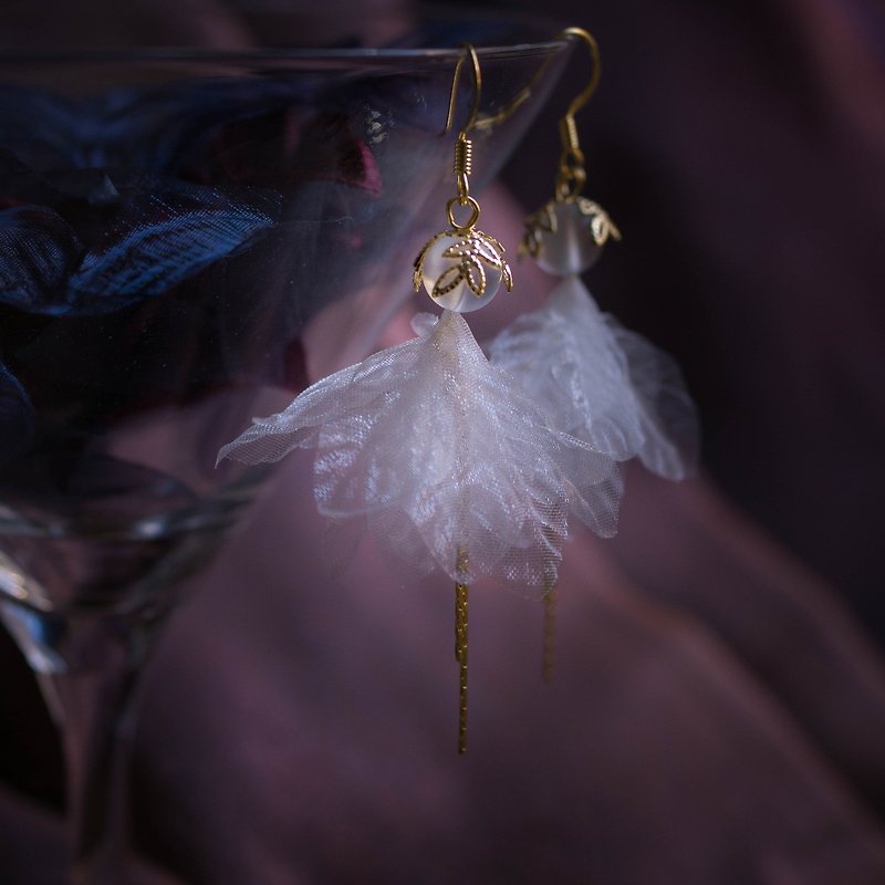Aegle | Gold Embedded Leaf Like Fabric Flower Earrings with Luna Stone Decorated - ต่างหู - วัสดุอื่นๆ ขาว
