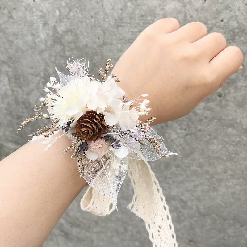 SSL Dry Wrist Flower Bridesmaid Wrist Flower Wedding Small Object Wrist Flower Taichung Dry Flower - ช่อดอกไม้แห้ง - พืช/ดอกไม้ ขาว
