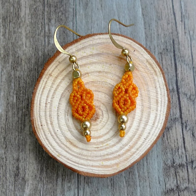 Misssheep A84 - macrame earrings with brass beads - ต่างหู - วัสดุอื่นๆ สีส้ม