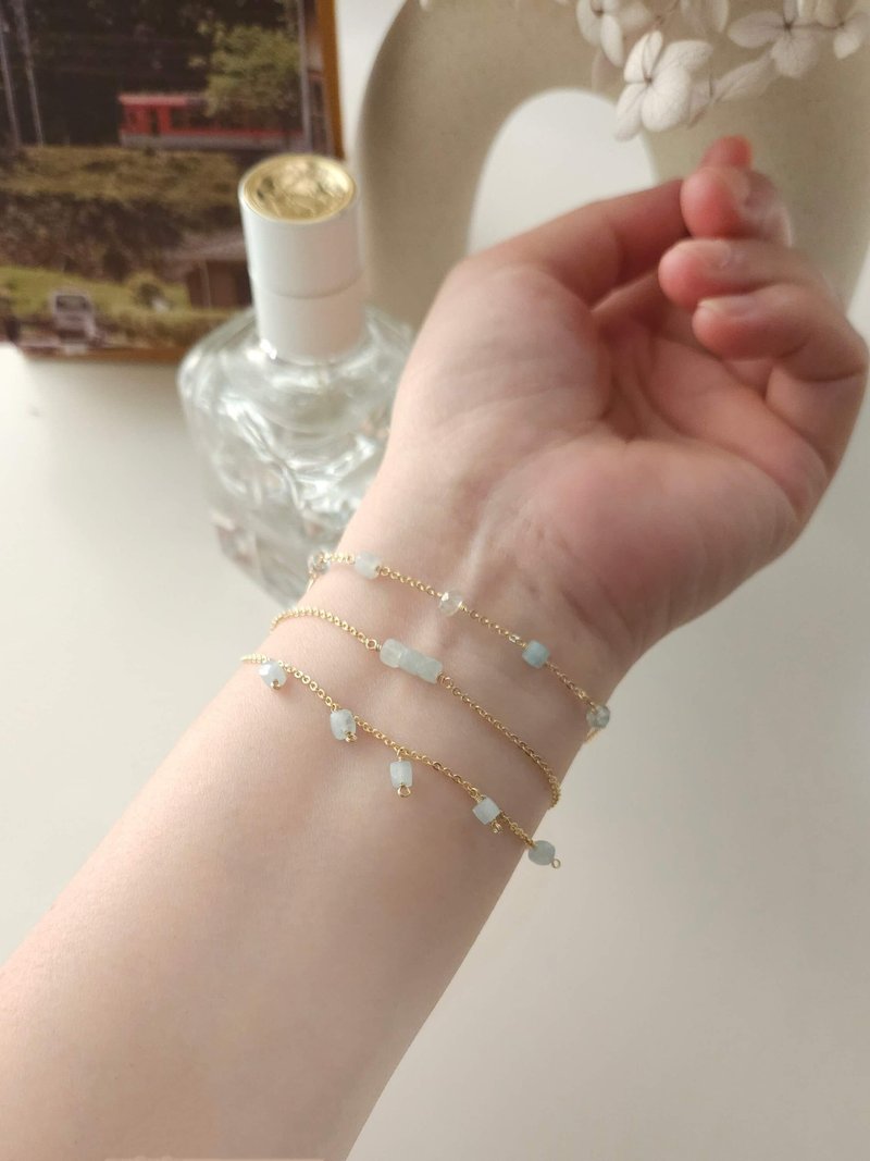 Aquamarine small sugar cube natural stone bracelet 14kgf|Texture|Elegance|Commuting|Daily wear - Bracelets - Semi-Precious Stones Blue