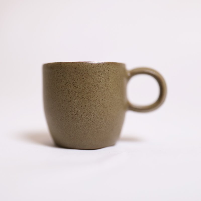 ミニサークルハンドル深い茶マグカップ_ _フェアトレード - マグカップ - 陶器 ブラウン