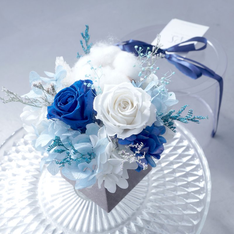情人節特選精靈藍色系永生玫瑰繡球棉花配白花器小桌花含送禮包裝 - 植栽/盆栽 - 植物．花 藍色