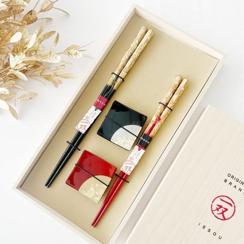 Zuiun Couple Chopsticks & Chopstick Rests Gift Set - ตะเกียบ - ไม้ หลากหลายสี