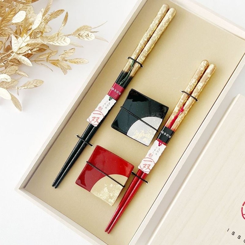 Zuiun Couple Chopsticks & Chopstick Rests Gift Set - ตะเกียบ - ไม้ หลากหลายสี