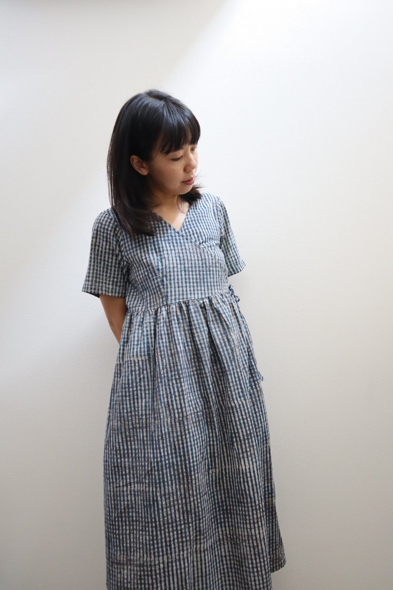 Large check indigo cache-coeur short-sleeved dress - ชุดเดรส - ผ้าฝ้าย/ผ้าลินิน สีน้ำเงิน