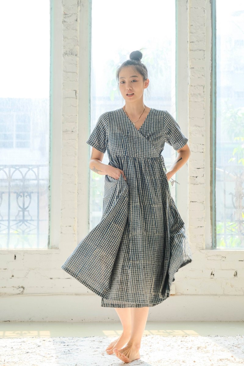 大きなチェック indigo カシュクールワンピース半袖 - ワンピース - コットン・麻 ブルー