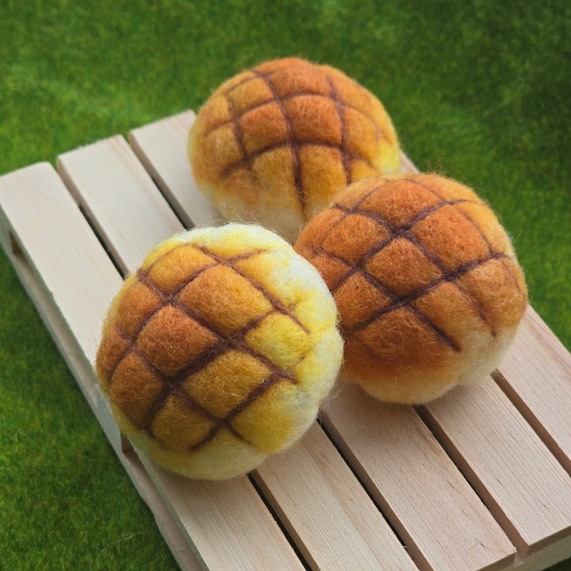 Wool Felt Pineapple Bun Keychain | Chubby Series | Nostalgic Flavors - ที่ห้อยกุญแจ - ขนแกะ สีนำ้ตาล