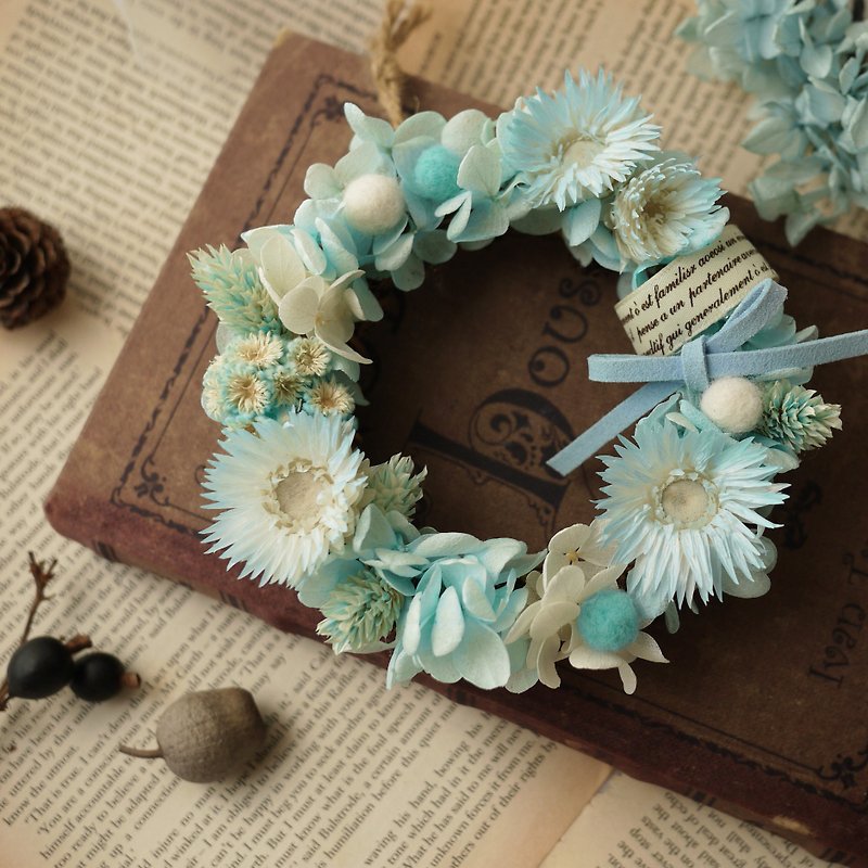 Wool Felt Ball Wreath-Blue - ช่อดอกไม้แห้ง - พืช/ดอกไม้ สีน้ำเงิน