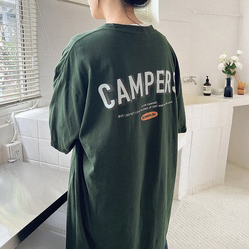 Camping club キャンプ Department campers forest green loose illustration short-sleeved T-shirt - เสื้อฮู้ด - ผ้าฝ้าย/ผ้าลินิน สีกากี