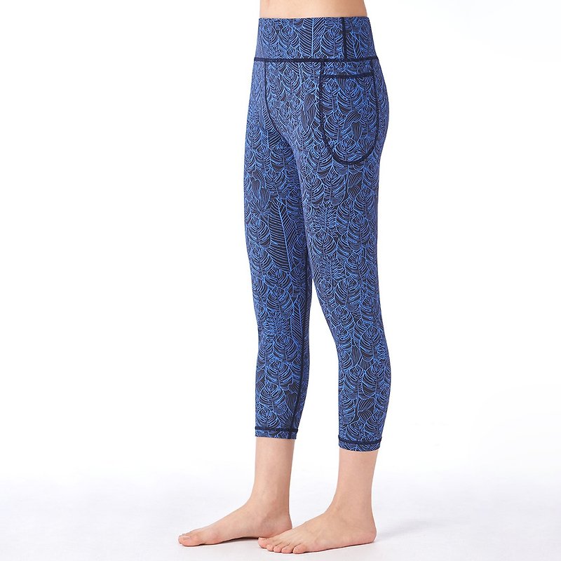 [MACACA] Hip bone fixed fit pocket cropped trousers-ASE6602 black bottom blue leaf - Women's Yoga Apparel - Nylon Blue