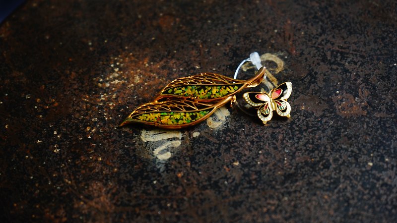 I hope someone will be displaced with you. - Brooches - Other Metals Multicolor