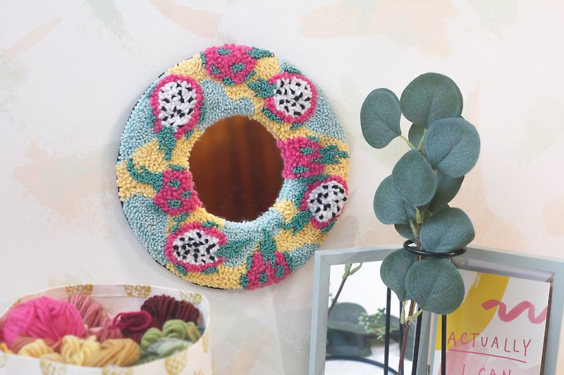 Pitaya wall mirror, punch needle dragon fruit decor - ตกแต่งผนัง - ผ้าฝ้าย/ผ้าลินิน หลากหลายสี