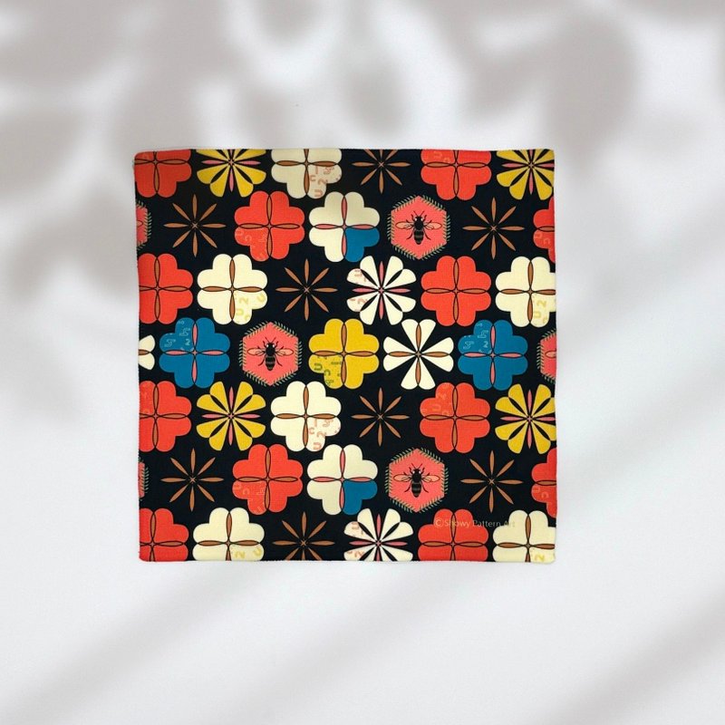 [Flower Edition Everywhere] Universal Small Square Handkerchief Print/2024 Bee Everywhere - ผ้าขนหนู - วัสดุอื่นๆ สีแดง