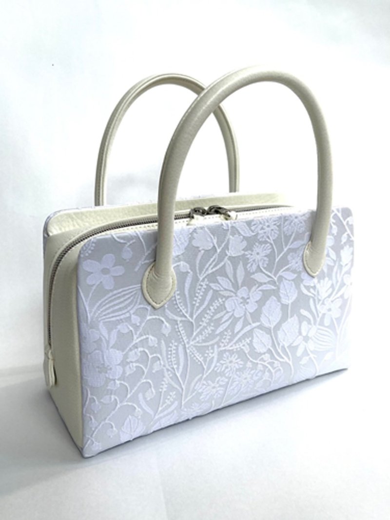 Rikyu bag matelasse ecru white M size Rikyu bag - กระเป๋าถือ - เส้นใยสังเคราะห์ ขาว