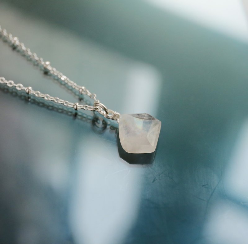 Rainbow Moon Stone Lock KAKERA- short chain ossicular chain necklace Small Crystal Moonlight - สร้อยคอทรง Collar - เครื่องเพชรพลอย ขาว