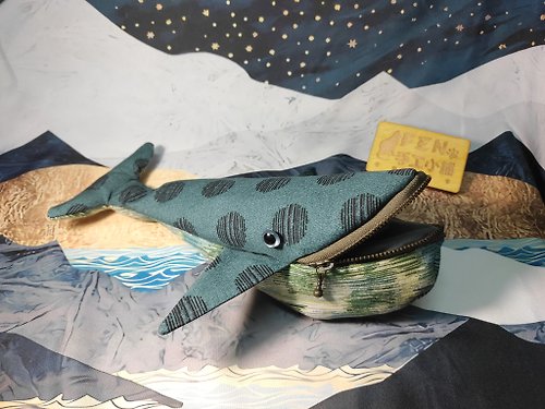 FEN手工小鋪 海洋生物袋物系列-美國布料手作綠影波點鯨魚筆袋-鯨魚筆盒-筆袋